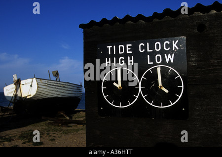 Ebbe und Flut Uhren auf einer Hütte Fischerhäuser Dunwich, Suffolk, UK. Stockfoto