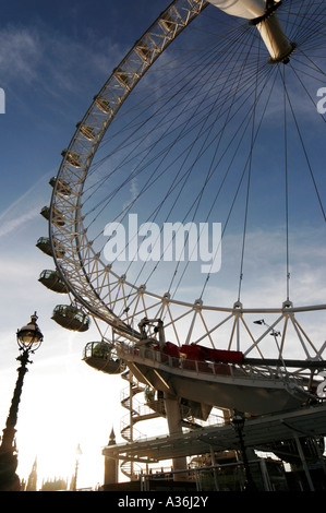 Das British Airways London Eye mit Big Ben im Hintergrund Stockfoto