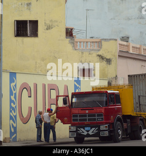 Menschen stehen in der Nähe von einem LKW geparkt auf der Straße Havanna-Kuba Stockfoto