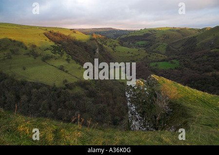 Vielfältige Tal, Blick Richtung Norden vom Hügel oberhalb Thorss Höhle, in der Nähe von Wetton, Peak District National Park, Staffordshire, England Stockfoto