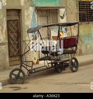 Fahrradrikscha geparkt auf der Seite einer Straße Havanna-Kuba Stockfoto