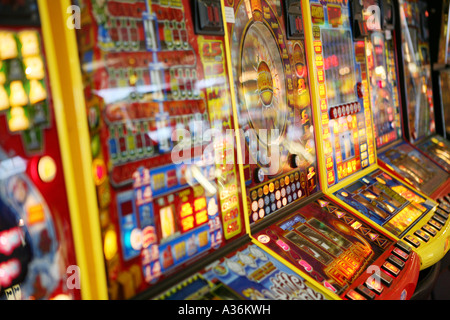 Arcade-Spielautomaten im Meer, Lyme Regis, UK. Stockfoto