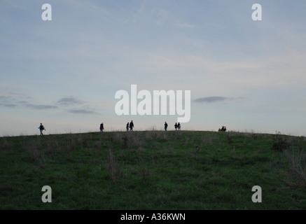 Menschen zu Fuß entlang der Oberseite des Parliament Hill, Hampstead Heath, London, UK. Stockfoto