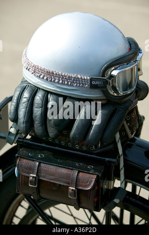 Alte Motorrad-Helm und Handschuhe am Sitz der Oldtimer Motorrad Brighton Stockfoto