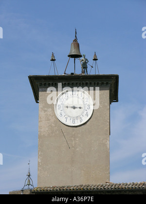 Orvieto Kirchturm mit Uhr Stockfoto