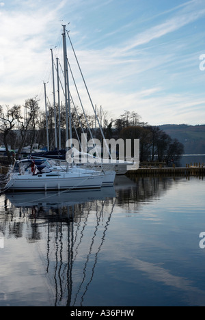 Segelboote vor Anker auf Windermere im englischen Lake District Stockfoto