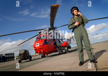 ein Marine Chirurg im Bild mit einer königlichen Marine Hubschrauber an RNAS Culdrose in Cornwall Stockfoto