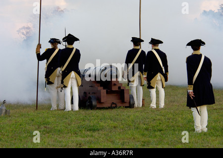 Kontinentalen Armee reenactors feuerte eine Kanone bei Yorktown battlefield Virginia. Digitale Fotografie Stockfoto