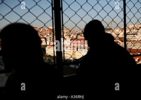 Ein Silluette von zwei Touristen, die gerne den Blick über Lissabon Stockfoto