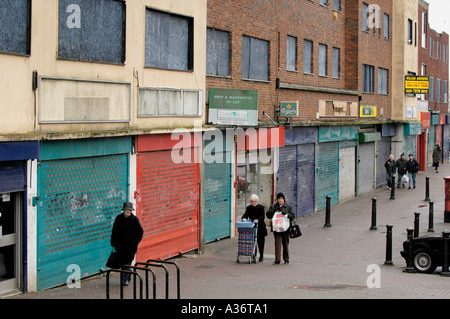 Urban Decay vernagelt Fensterläden Läden und Wohnungen Symes Avenue Hartcliffe Bristol in dringenden Notwendigkeit der Sanierung England UK uk Stockfoto