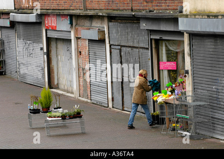 Mit Brettern vernagelt und Fensterläden Läden und Wohnungen Symes Avenue Hartcliffe Bristol in dringenden Notwendigkeit der Sanierung England UK Stockfoto