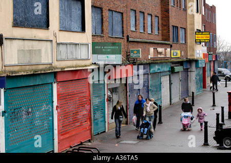 Urban Decay vernagelt Fensterläden Läden und Wohnungen Symes Avenue Hartcliffe Bristol in dringenden Notwendigkeit der Sanierung England UK uk Stockfoto