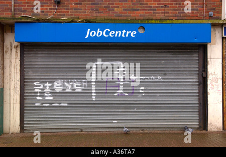 Geschlossenes Jobcenter mit Graffiti und Walze Fensterläden in heruntergekommenen Gegend bei Symes Avenue Hartcliffe Bristol England UK Stockfoto