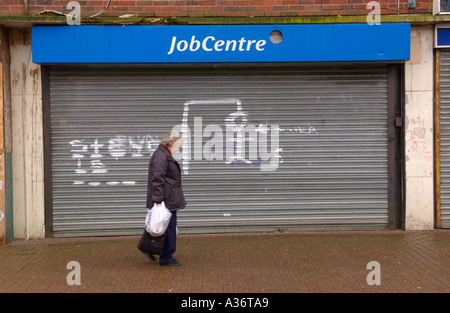 Geschlossenes Jobcenter mit Graffiti und Walze Fensterläden in heruntergekommenen Gegend bei Symes Avenue Hartcliffe Bristol England UK Stockfoto