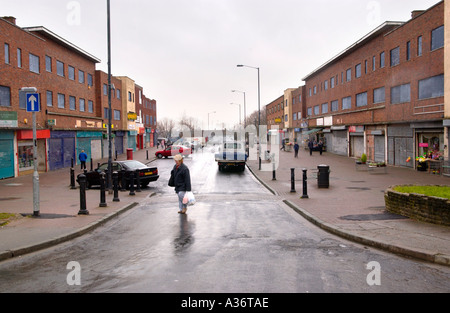 Mit Brettern vernagelt und Fensterläden Läden und Wohnungen Symes Avenue Hartcliffe Bristol in dringenden Notwendigkeit der Sanierung England UK Stockfoto