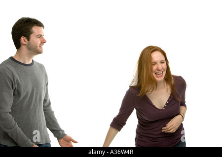 Attraktive junge Mann sagt etwas lustig, das seine rote behaarte Freundin macht lachen Stockfoto