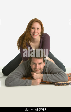 Zwei jungen Liebenden Lächeln in die Kamera Stockfoto