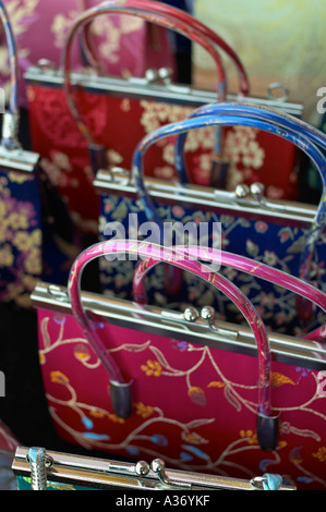 Chinesische Nachahmung Seidenbrokat Handtaschen, close-up. Farben blau, rot und Fuschia. Stockfoto