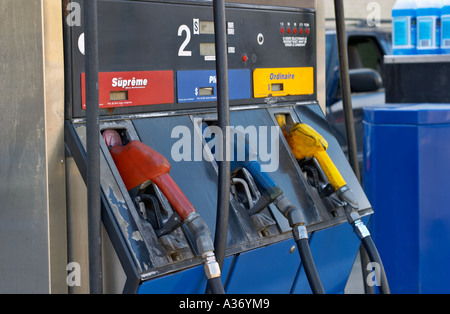 Mehrfarbige Zapfsäule in Montreal, Quebec, Kanada-Tankstelle. Gas-Neigungsbeschriftungen sind auf Französisch. Stockfoto