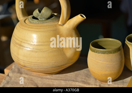 Handgefertigte Keramik oder Ton Tee-Set - Teekanne und Tassen. Stockfoto
