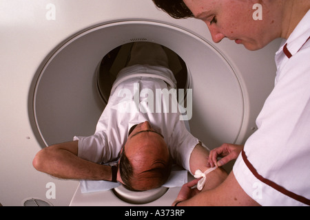 Krankenschwester spricht mit Patienten Eingabe ein MRT in einem Londoner Krankenhaus, UK Stockfoto