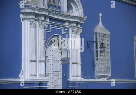 Fassade der Erzbischöfe Palace, Plaza de Armas, Trujillo, Peru Stockfoto