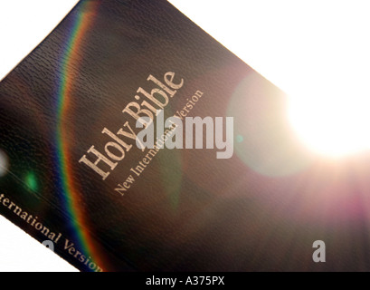 Heilige Bibel Blendenfleck mit Regenbogen. Stockfoto