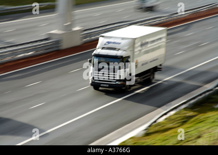 Lieferwagen auf Autobahn England verwischt Stockfoto