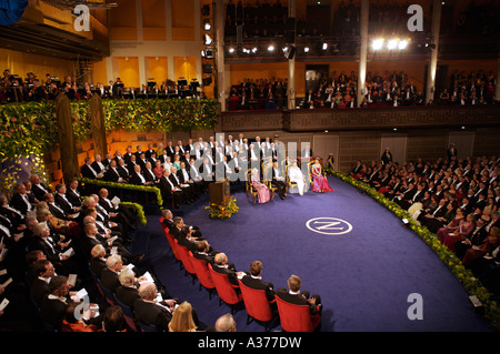 DIE SCHWEDISCHE KÖNIGSFAMILIE BESUCHEN VERLEIHUNG DES NOBEL-PREISES IN STOCKHOLM CONCERT HALL IN SCHWEDEN Stockfoto