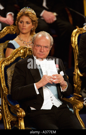 DIE SCHWEDISCHE KÖNIGSFAMILIE BESUCHEN VERLEIHUNG DES NOBEL-PREISES IN STOCKHOLM CONCERT HALL IN SCHWEDEN Stockfoto
