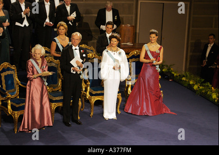 DIE SCHWEDISCHE KÖNIGSFAMILIE BESUCHEN VERLEIHUNG DES NOBEL-PREISES IN STOCKHOLM CONCERT HALL IN SCHWEDEN Stockfoto