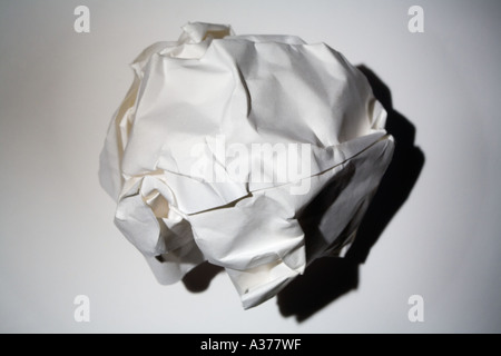 Papier bis zu einer kleinen Kugel knirschte Stockfoto