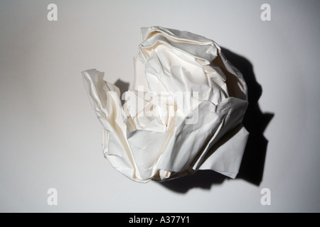 Papier bis zu einer kleinen Kugel knirschte Stockfoto