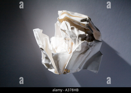 Papier bis zu einer kleinen Kugel knirschte Stockfoto