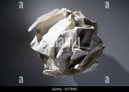 Papier bis zu einer kleinen Kugel knirschte Stockfoto