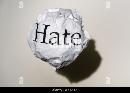 Papierkugel knirschte Sie mit dem Wort Hass aufgedruckt Stockfoto