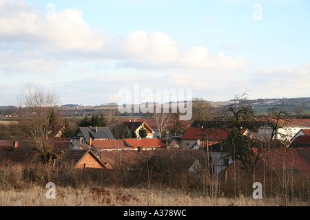 Ländliche Landschaft mit Häusern unter bewölktem Himmel. Stockfoto