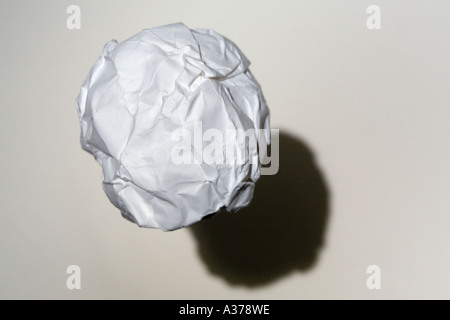 Papier bis zu einer Kugel knirschte Stockfoto