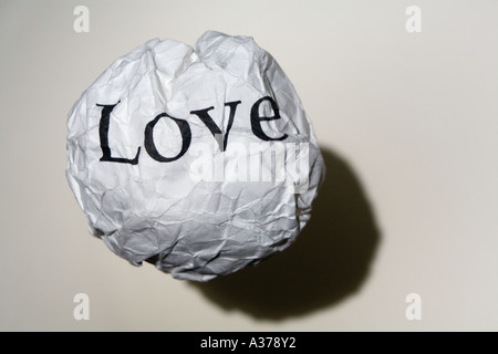 Papierkugel knirschte Sie mit das Wort Liebe aufgedruckt Stockfoto