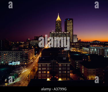 Die Skyline von Atlanta Blick nach Süden vom Turm entfernt, befindet sich am 7. und Peachtree Street. Original von 4 x 5 Transparenz. Stockfoto