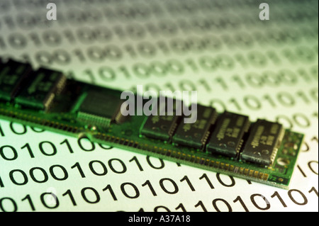 Binär-Code-Nummern und Speicher auf grünem Hintergrund Stockfoto