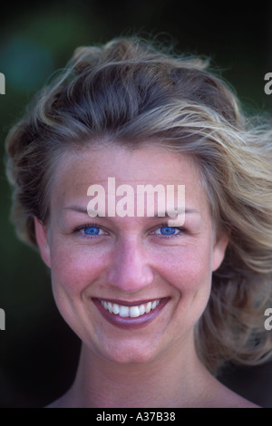 Porträt von Caucasion Frau mit hellblauen Augen und vom Wind verwehten Haaren Stockfoto