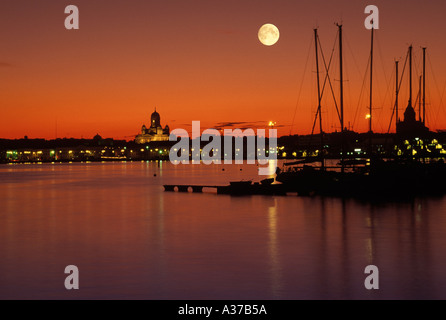 Senatsplatz Kathedrale über Süd-Hafen mit Yachten unter Vollmond Helsinki Finnland Stockfoto