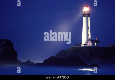 Pigeon Point Lighthouse Casting Strahl über felsige Ufer in dunkle Dämmerung Himmel. Bild ist nicht digital verändert - keine Foto-Shop.  REAL! Stockfoto