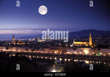 Mond über Florenz und Fluss Arno mit Piazza della Signoria Dom Mitte links und rechts Italien Kathedrale Santa Croce Stockfoto
