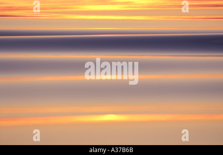 Sonne, Wellen überqueren spiegelglatten Wasser reflektiert Stockfoto