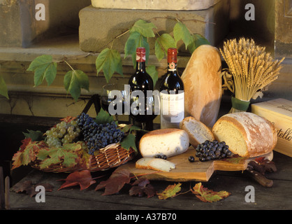 Flaschen Chiantiwein mit Trauben, Brot und Käse am Chateau Uzzano in Toskana Italien Stockfoto