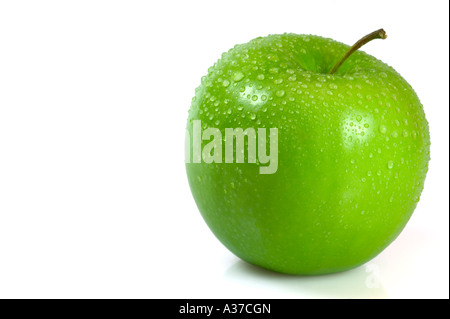 Grüner Apfel in Wassertropfen vor einem weißen Hintergrund isoliert behandelt. Leichte Schatten Detail für Realismus. Stockfoto