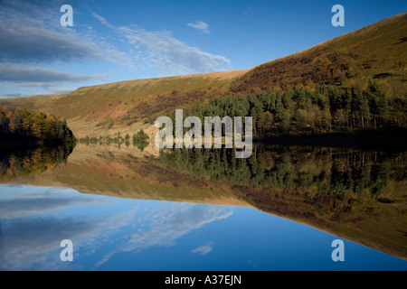 Schöne Reflexionen in den ruhigen Gewässern des oberen Derwent Valley in die malerische Peak District Nationalpark Derbyshire. Stockfoto