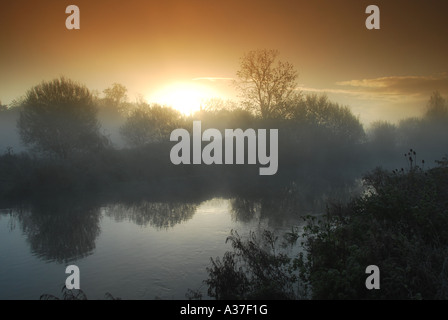 Sonnenaufgang über dem Fluss Itchen in der Nähe von Winchester in Hampshire, England Stockfoto